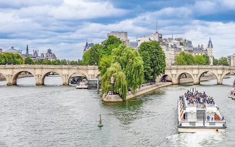 Een (romantische) rondvaart op de Seine!